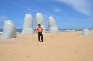 La Mano en la Arena, die Hand im Sand, in Punta del Este