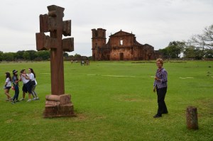 Jesuiten-Mission São Miguel. Hildegard vor Missionskreuz und Kirchenruine