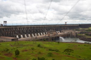 Das Wasserkraftwerk von Itaipu auf der Grenze von Brasilien und Paraguay