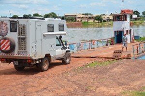Auffahrt auf die Fähre am Rio Paraguai in Porto Manga