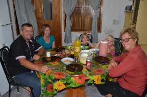 Asado-Essen mit mennonitischer Familie
