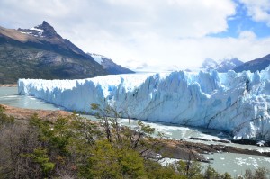 Perito-Moreno-Gletscher: Noch kann der Brazo Rico nach rechts abfließen, aber irgendwann schließt der Gletscher die Lücke