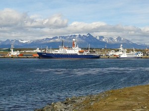 MV Plancius im Hafen von Ushuaia