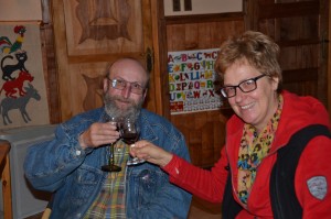 Im Campo Alacaluf: Hausherr Thomas stößt mit Hildegard mit einem Glas Wein an