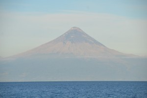 Mit Vulkanasche bedeckter Osorno. Auf dem unmittelbar vor dem Ausbruch des Calbuco aufgenommenen Titelbild zeigt er sich dagegen noch in voller Schönheit