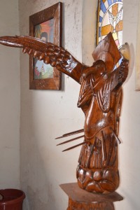 Vogelmann-Figur im Kircheninnern
