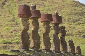 Ahu Nau Nau, Moais mit „Hüten“, die allerdings eigentlich die Haartracht darstellen