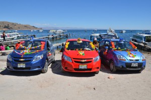 Geschmückte peruanische Fahrzeuge nach der Segnung am Hafen von Copacabana