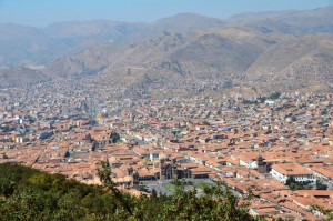Cusco von Sacsayhuaman aus gesehen, unten in der Mitte die Plaza de Armas