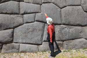 Tonnenschwere, präzise bearbeitete Felsblöcke in der unteren der drei Mauern von Sacsayhuaman