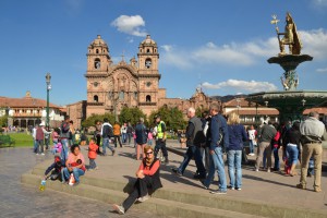 Auf der Plaza de Armas in Cusco, im Hintergrund die Iglesia de la Compañia de Jesús