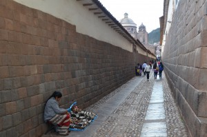 Ihre Paläste und Kirchen bauten die Spanier oft auf die Fundamente zerstörter Inka-Bauten
