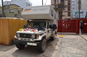Im Hof des Hitchhikers Backpackers Hotels in Lima-Miraflores trocknen wir den Inhalt des beschädigten Packsackes