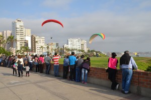 Gleitschirm-Flieger an den Klippen von Lima-Miraflores