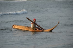 Fischer kehrt mit seinem Caballito de Totora zum Strand zurück.