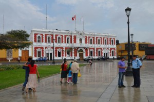 Die Plaza de Armas in Trujillo ist rundherum von typischen Kolonialbauten umgeben.