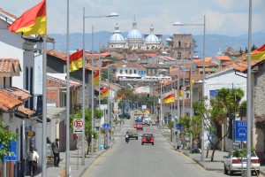 Blick von der Avenida Loja aus auf die Kathedrale von Cuenca