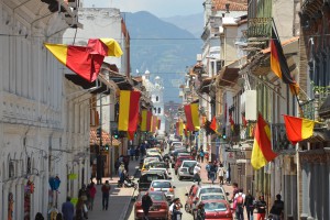 Für die anstehende Unabhängigkeitsfeier am 3. November festlich geschmückte Straße in Cuenca