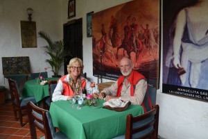 Mittagsrast in kolonialem Innenhof eines Restaurants in Riobamba