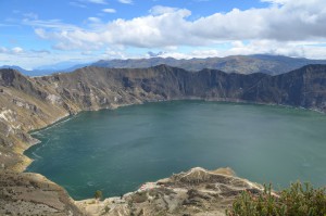 Kratersee Quilotoa mit Vulkan Iliniza im Hintergrund
