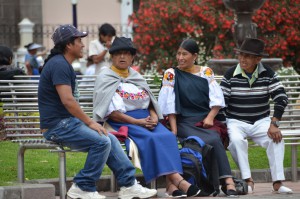 Einheimische auf einer Parkbank in Otavalo