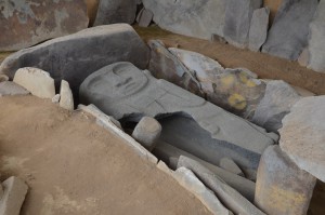 Grab mit phantastisch gearbeitetem steinernen Sarkophag-Deckel in Alto de los Ídolos