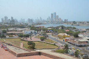 Blick von der Festung San Felipe, rechts oben die Altstadt, links davon die moderne neue Stadt