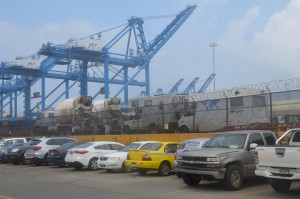 Leoni im Hafen von Colón, noch hinter einem hohen Zaun (Bildmitte, über dem gelben PKW)
