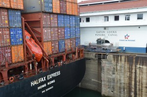 Die Halifax Express passt exakt in die Schleusenkammer von Gatún hinein