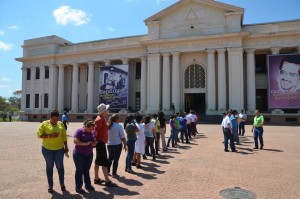Erdbebenübung im Palacio Nacional. Männlein und Weiblein fein sortiert