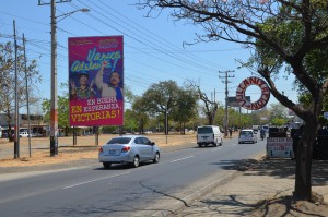 Straßenbild in Managua mit Plakat von Präsident Ortega und seiner Frau