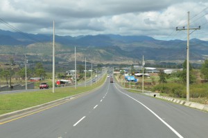 Nagelneue vierspurige Autobahn zwischen Tegucigalpa und San Pedro Sula