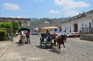 Pferdekutschen an der Plaza von Antigua