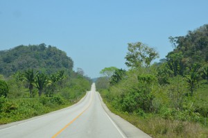 Nagelneues Stück Straße von Cobán zur Belize-Grenze