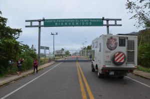 Am frühen Morgen vor dem noch geschlossenen Tor der Grenzstation El Ceibo