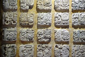 Maya-Hieroglyphen im Museum von Palenque