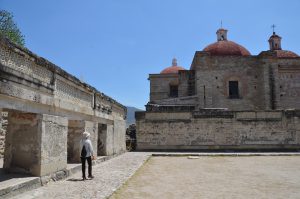 Mitten in die zapotekische Palastanlage von Mitla bauten die Spanier eine Kirche.