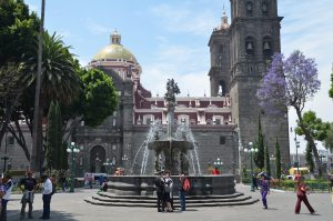Auf dem Zócalo von Puebla, im Hintergrund die Kathedrale