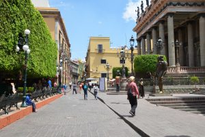 Im Zentrum von Guanajuato, links der Jardín de la Union, rechts das Teatro Juárez