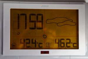 In Leoni zeigt das Thermometer kurz vor 18 Uhr für drinnen 42,4 und für draußen 46,2 Grad Celsius an