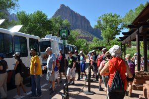 Zur Verringerung des Verkehrs ist auch im Zion National Park ein Shuttle-Bus-System eingerichtet worden