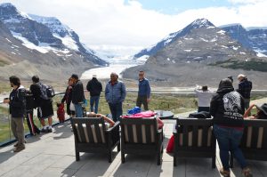 Terrasse des Icefield Centres im Jasper National Park, im Hintergrund der Athabasca-Gletscher