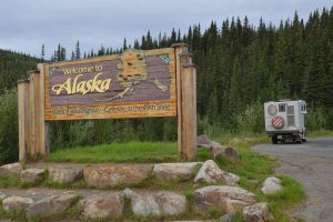Willkommensschild am Alaska Highway