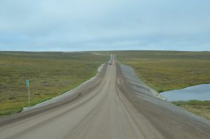 Tundra südlich von Deadhorse mit aufgeschüttetem Damm des Dalton Highways