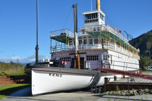 Die S.S. Keno, ein Schwesterschiff der in Whitehorse liegenden S.S. Klondike, am Ufer des Yukon in Dawson City