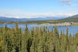 Die längste Brücke im Verlauf des Alaska Highways bei Teslin