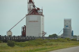 … und die modernere Variante in Langenburg, Saskatchewan. Davor die Waggons zum Abtransport des Getreides
