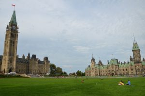 Centre (links) und East Block (rechts) der Parliament Buildings in Ottawa